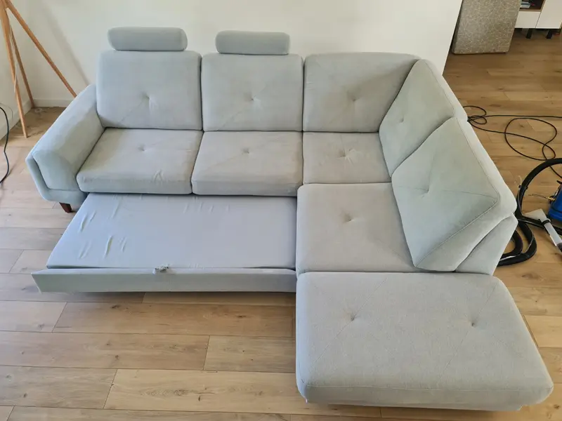 Sofa z rozkładanym łóżkiem - idealne rozwiązanie dla małych przestrzeni mieszkalnych.