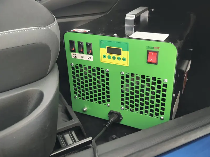 Samochód z zieloną jednostką klimatyzacji na tylnej kanapie.