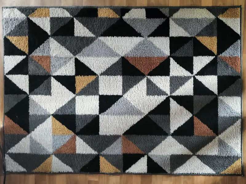 Dywan z geometrycznym wzorem.