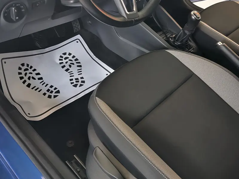 Matka samochodowa z odciskami stóp.