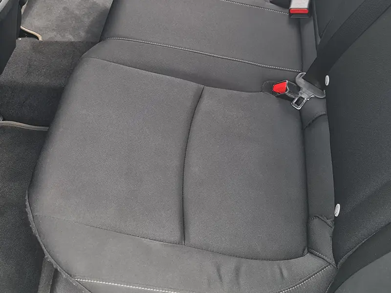 Zdjęcie tylnej kanapy samochodu z czystymi siedzeniami.