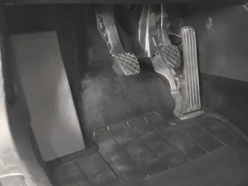 Brudne wnętrze samochodu z czystą podłogą.