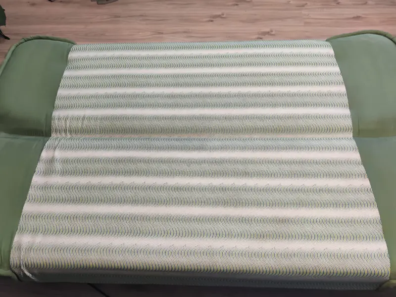 Czysta zielono-biała pasiasta kanapa