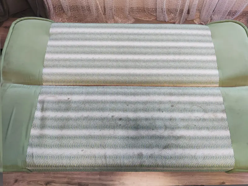 Brudna zielono-biała pasiasta kanapa